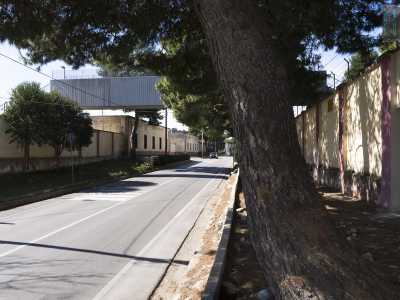 Casermette � Da via Conte Giusso arriviamo su via Fanelli, arteria dalla quale parte via Alberotanza, la �strada delle casermette�. Qui infatti sono presenti quattro edifici destinati alle forze militari, due dei quali dismessi da diversi anni. La zona � caratterizzata da campi verdi, residence, villette, vecchie masserie e scuole